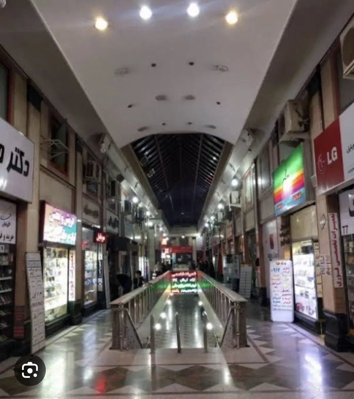 یک باب مغازه در مرکز خرید ایرانیان