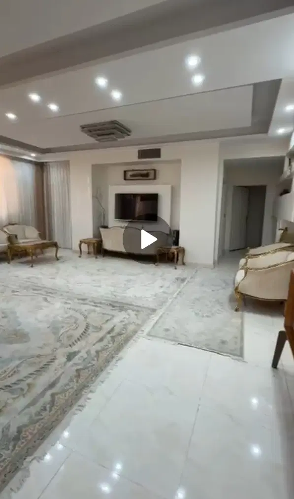 واحد ۱۲۰ متری دوبَر درخیابان کشاورز