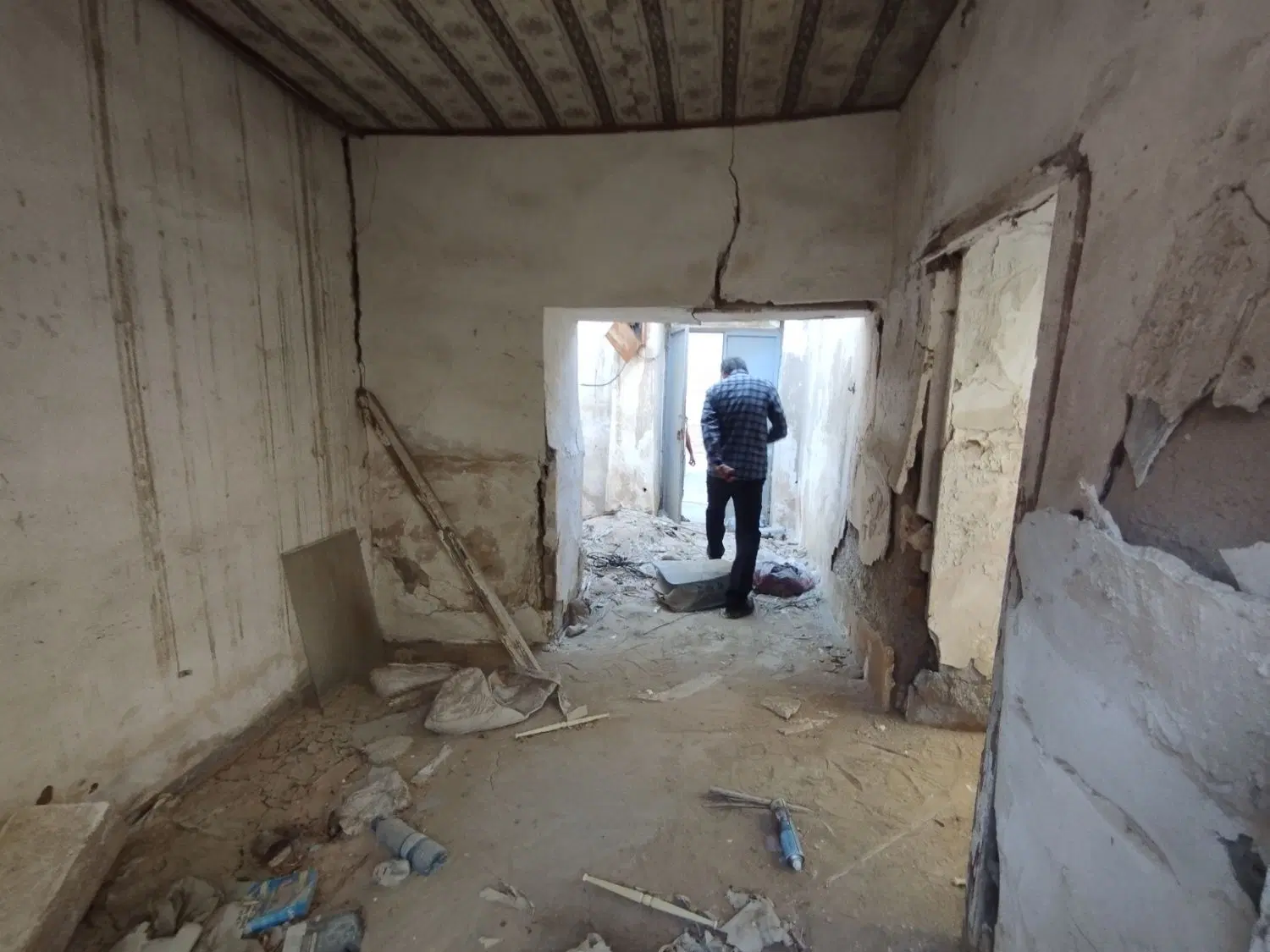 خانه کلنگی و زمین شاه حسینی