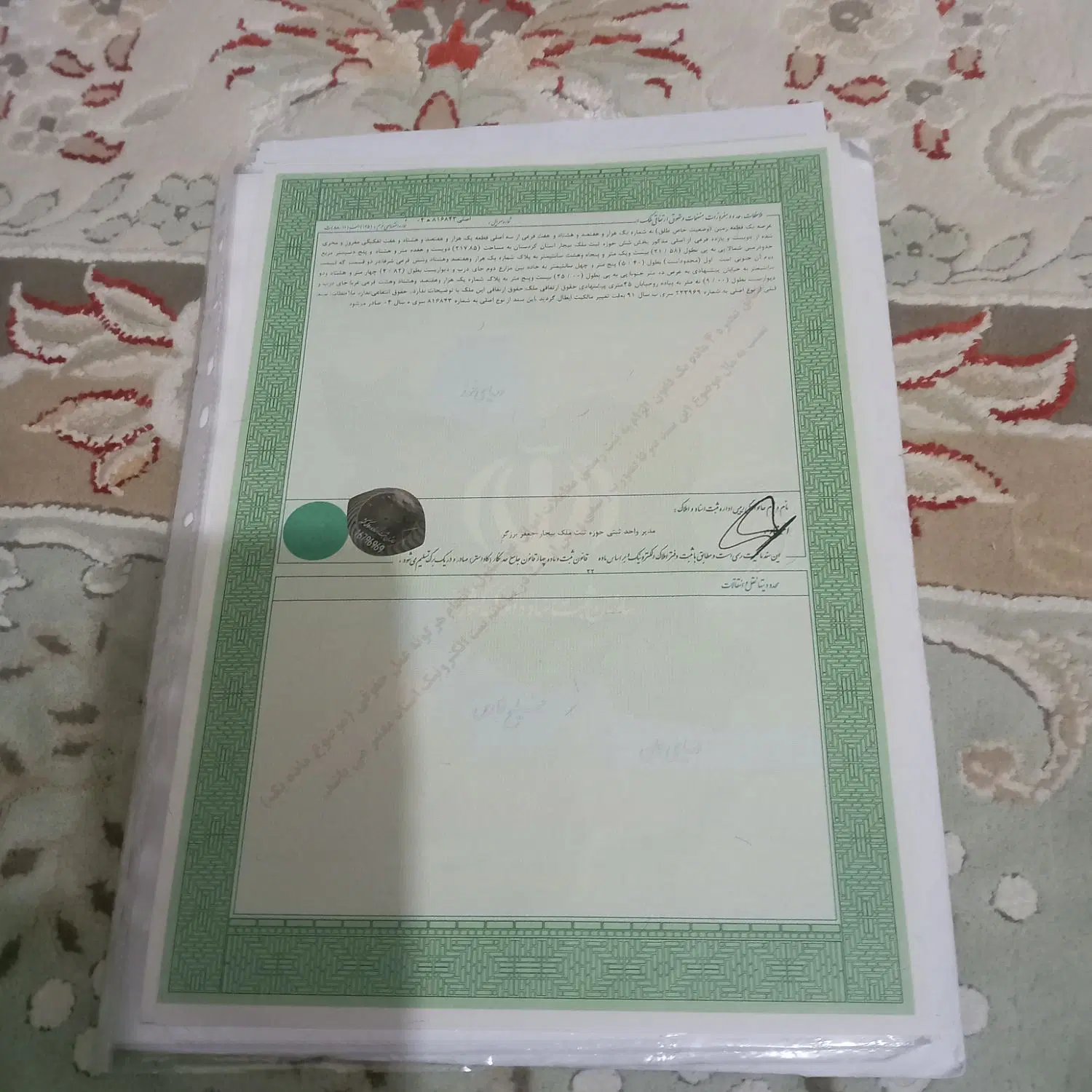 زمین  مسکونی  دو طرف نور