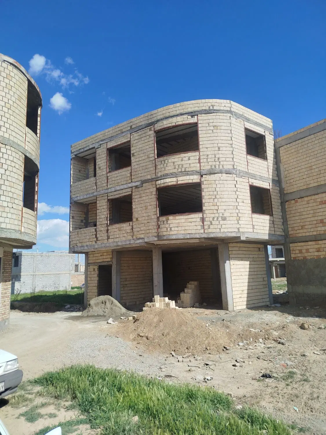 اسکلت نیمه ساخت در ولنده خیابان گلستان