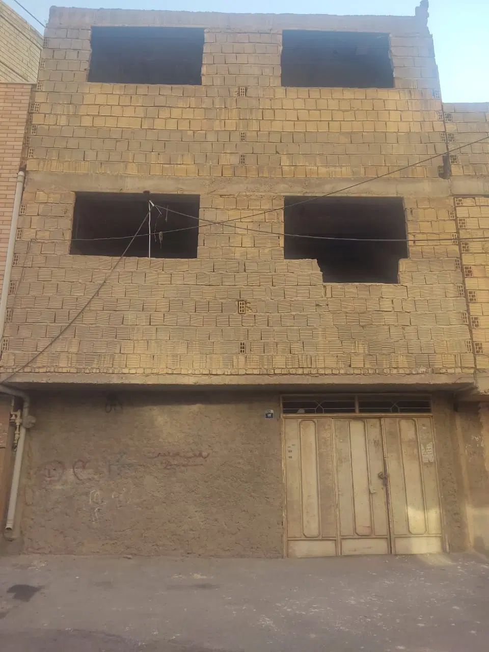 خانه سه طبقه سفت کاری شده