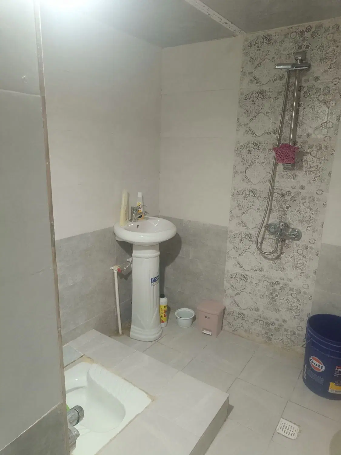 یک باب منزل مسکونی با یک باب مغازه