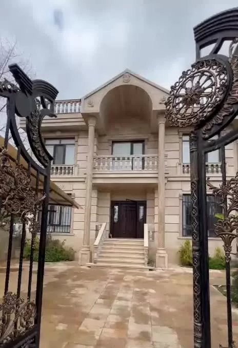 فروش ۳۰۰ مترمربع ویلا دوبلکس استخردار