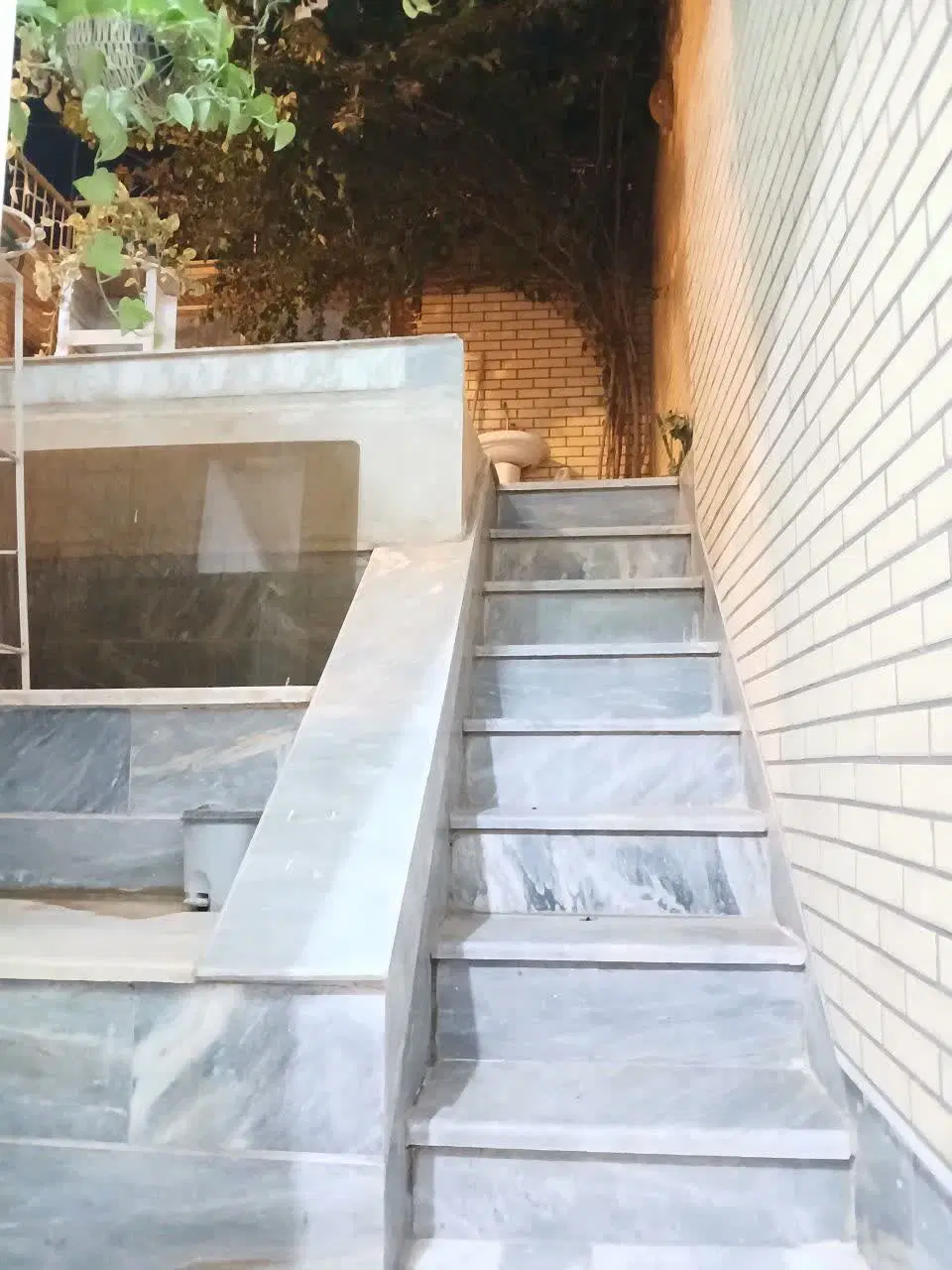 زیرزمین دلباز گلخونه ای