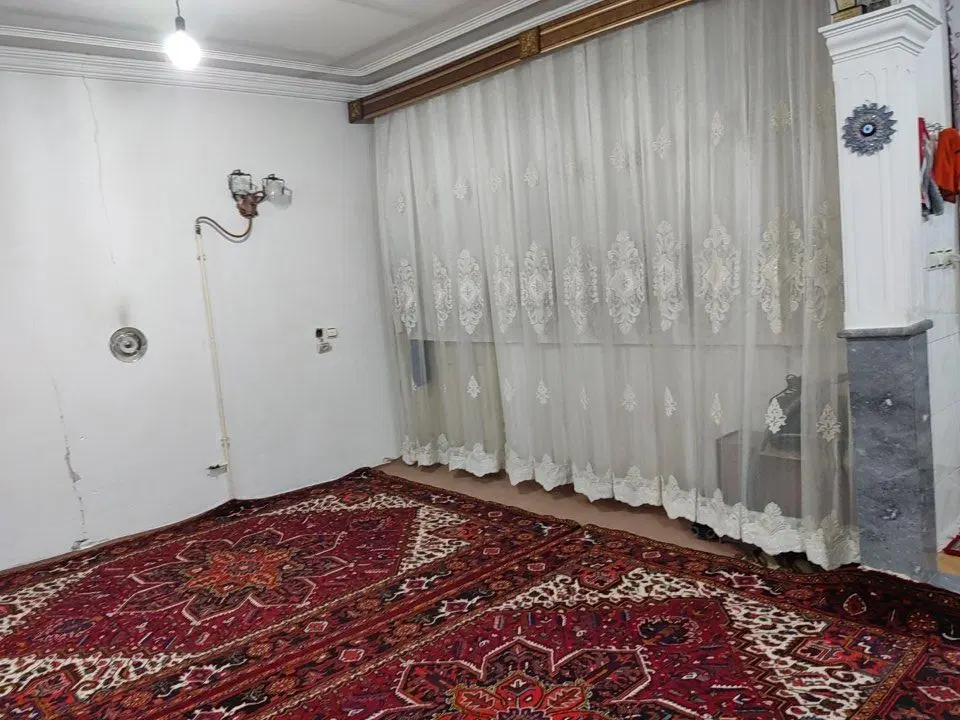 حیاط دوطبقه و بهار خواب