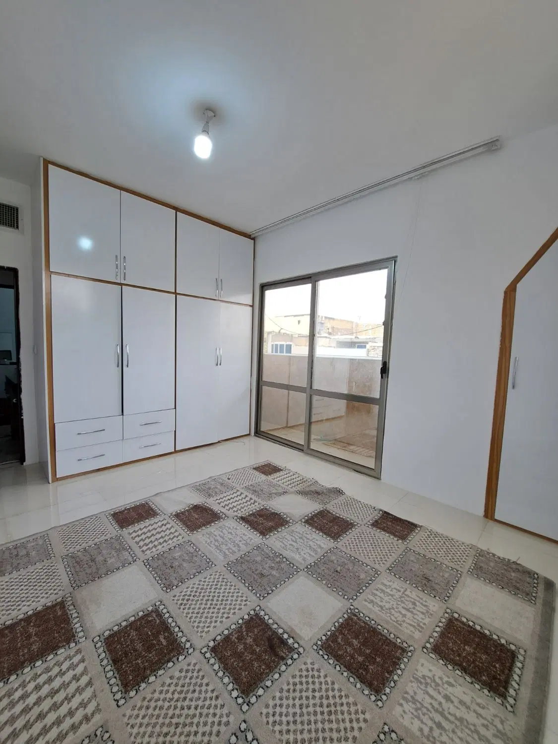 واحد ۱۳۵ متری سر دونبش غرق در نور
