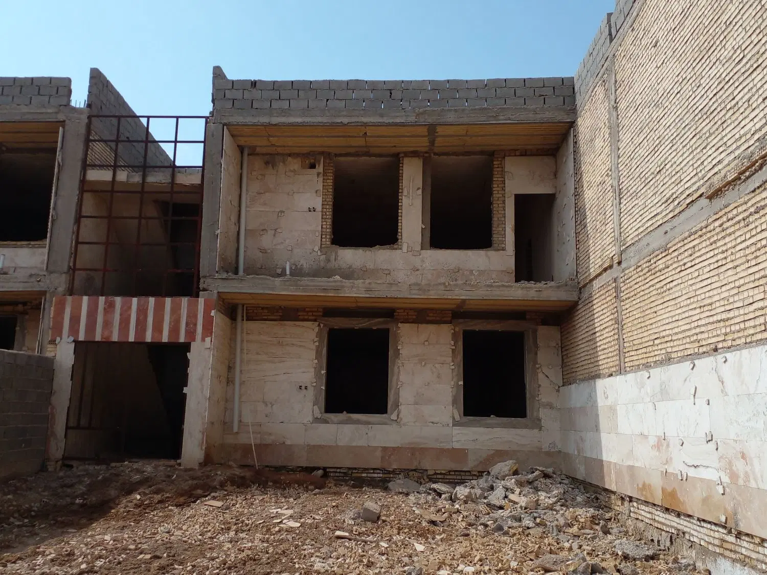 فروش دو واحد آپارتمان نیمه کاره. کوی کارمندان