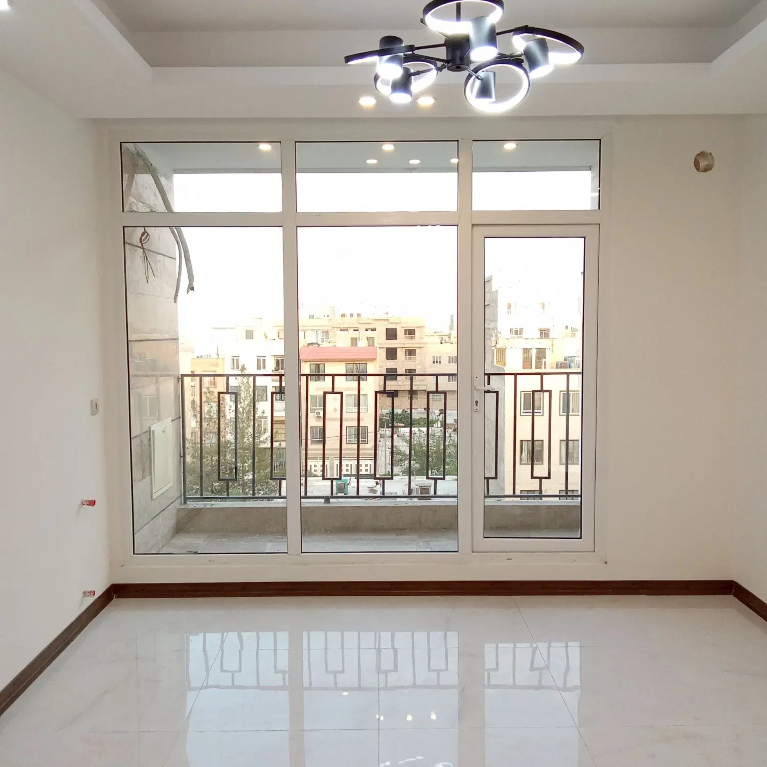 ۷۱منر دوخواب_سالن پرده خور_دیزاین مدرن_سندتکبرگ
