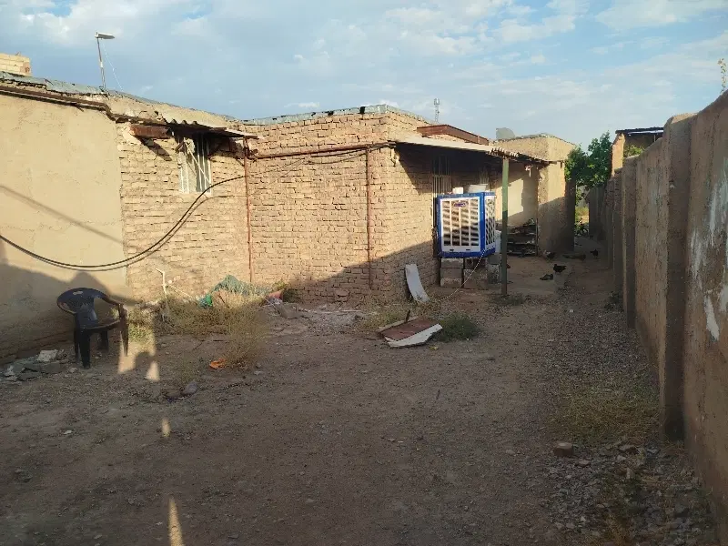 حیاط وخانه ویلایی