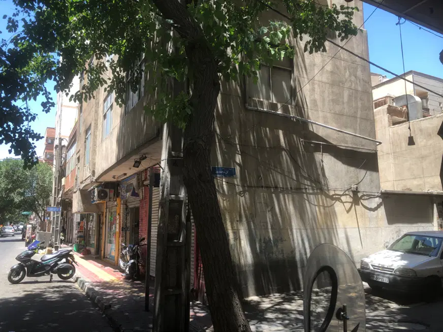 ملک  ۸۰ متری دونبش تجاری و مسکونی در مهمان نوازان