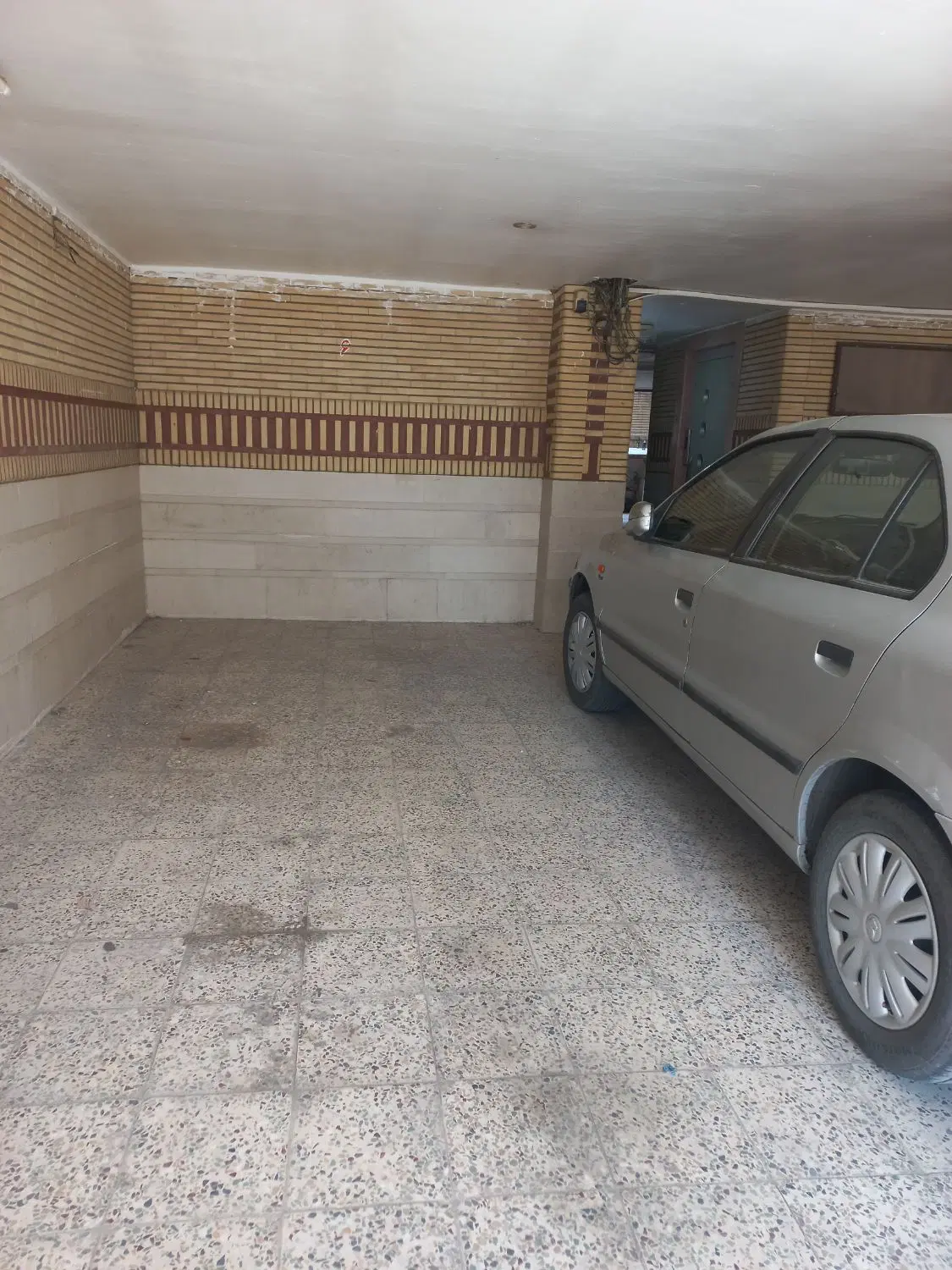اجاره یک عدد پارکینگ ماشین در یک مجتمع