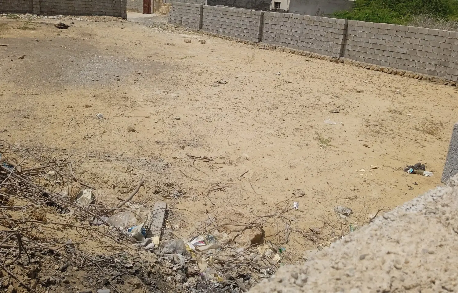 زمین داخل تیس قدیم سه چهار قته جای خوب سر خیابان
