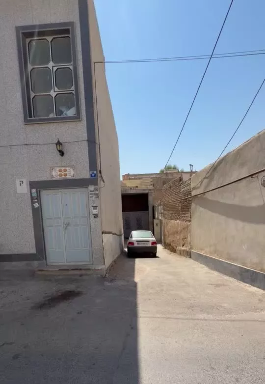 خانه نیمه ساخته در میدان مرکزی