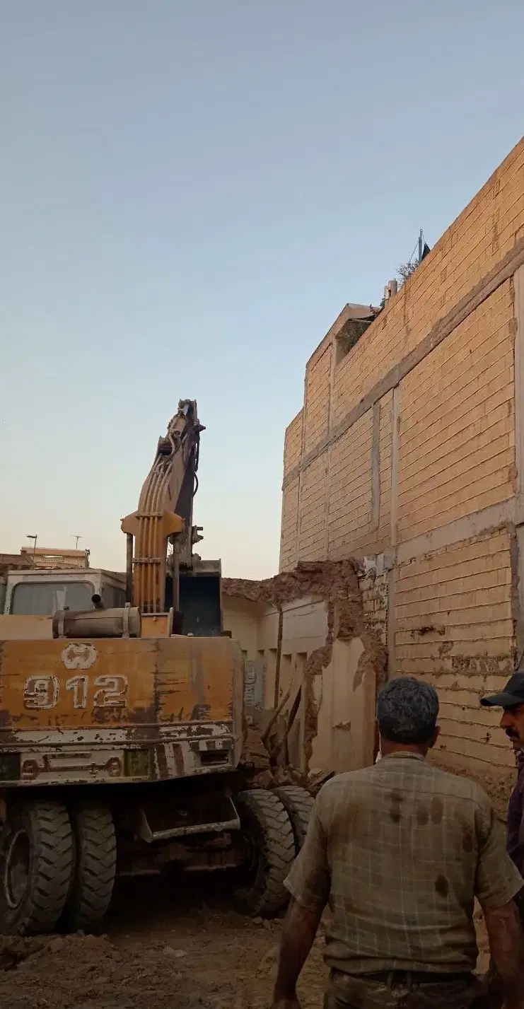 زمین با کاربری مسکونی یا انبار تجاری