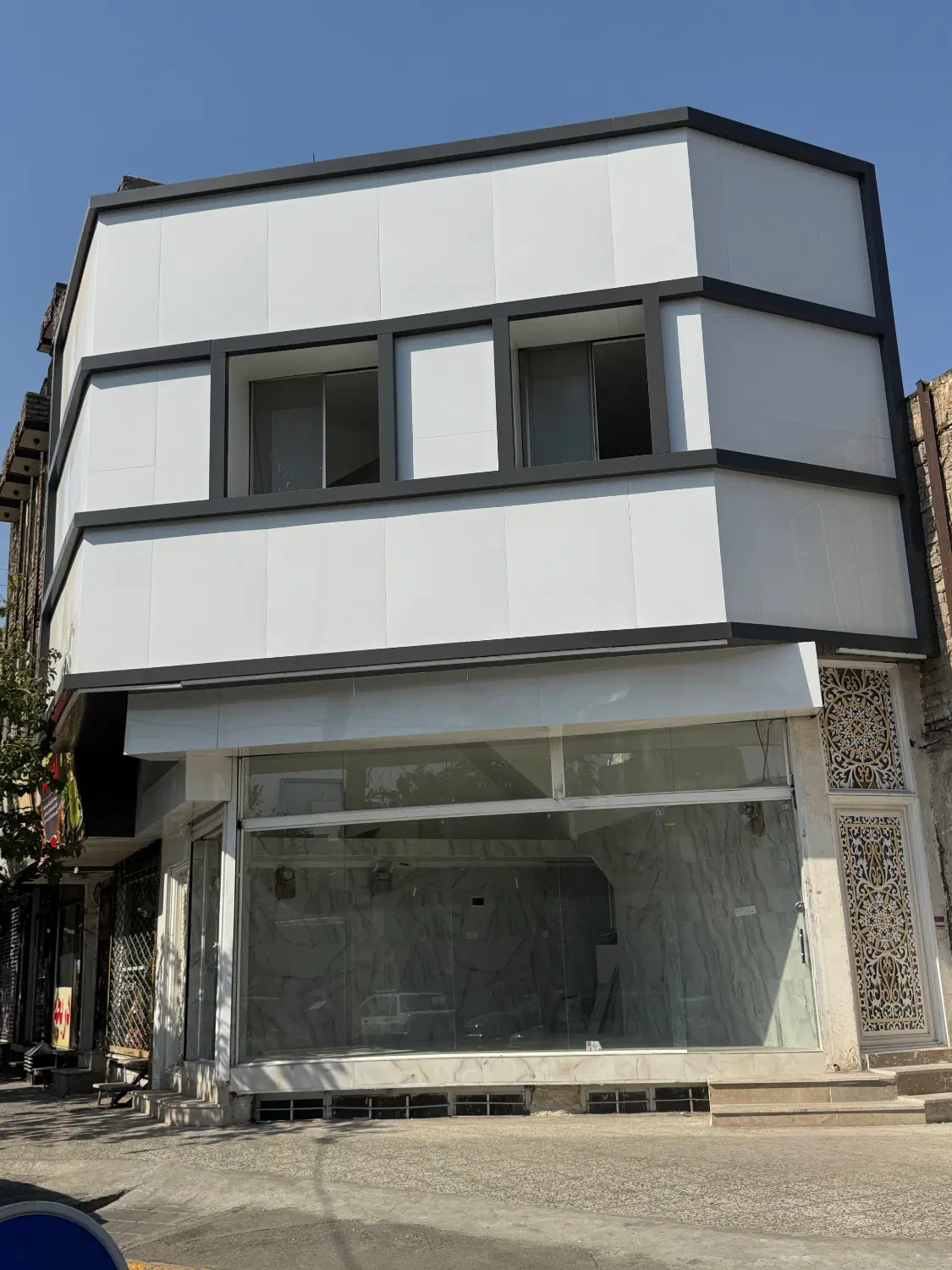 مغازه تجاری حاشیه خیابان اصلی