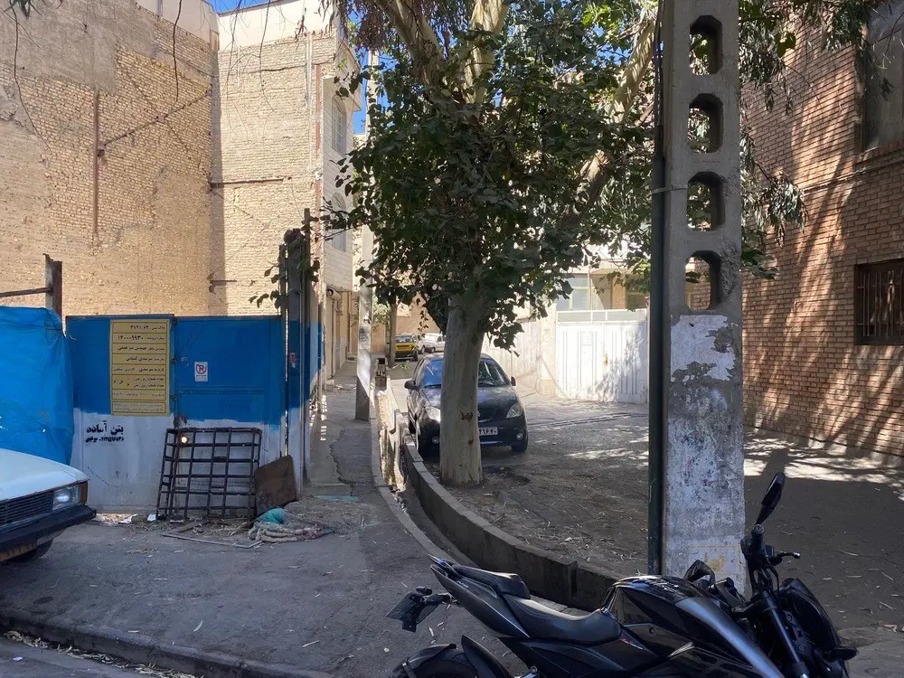 کلنگی 102 متر دو بر  با جواز پنج طبقه رو پیلوت
