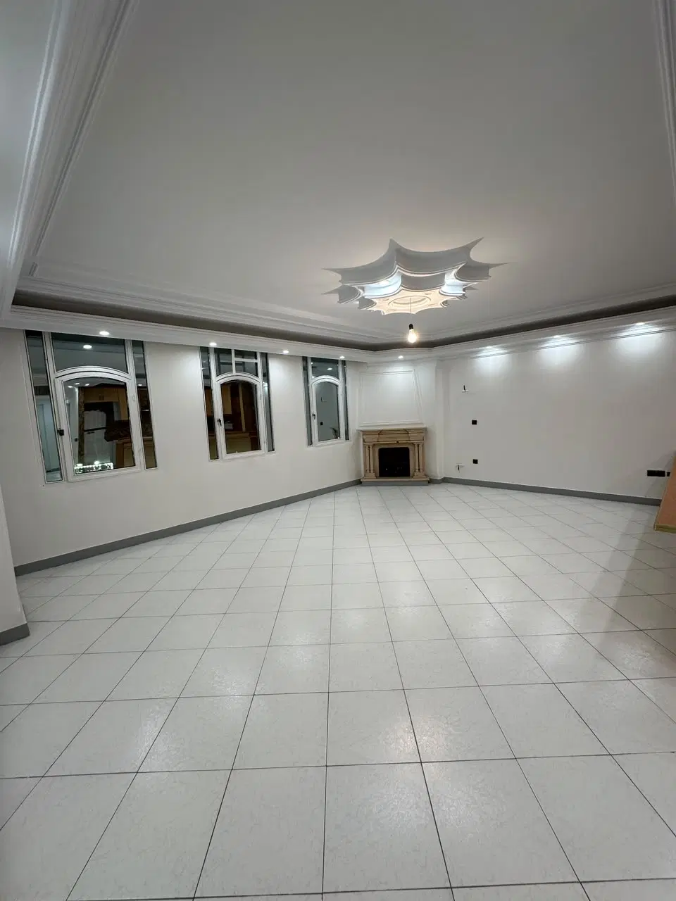 ۱۰۰ متر مسکونی _ دارای پارکینگ و انباری
