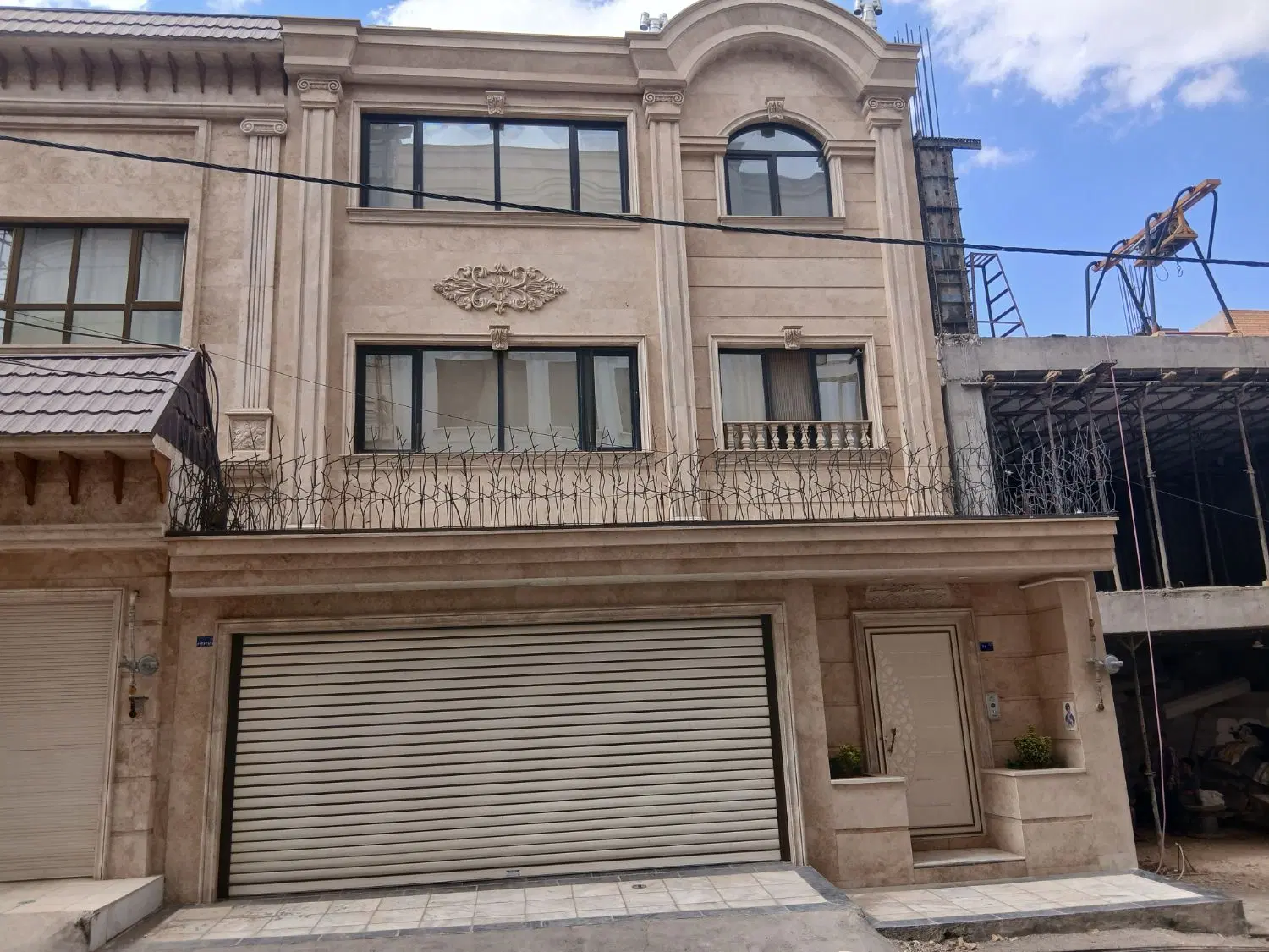 منزل ویلایی در دو طبقه جنوبی بر خیابان ۲۰ متری