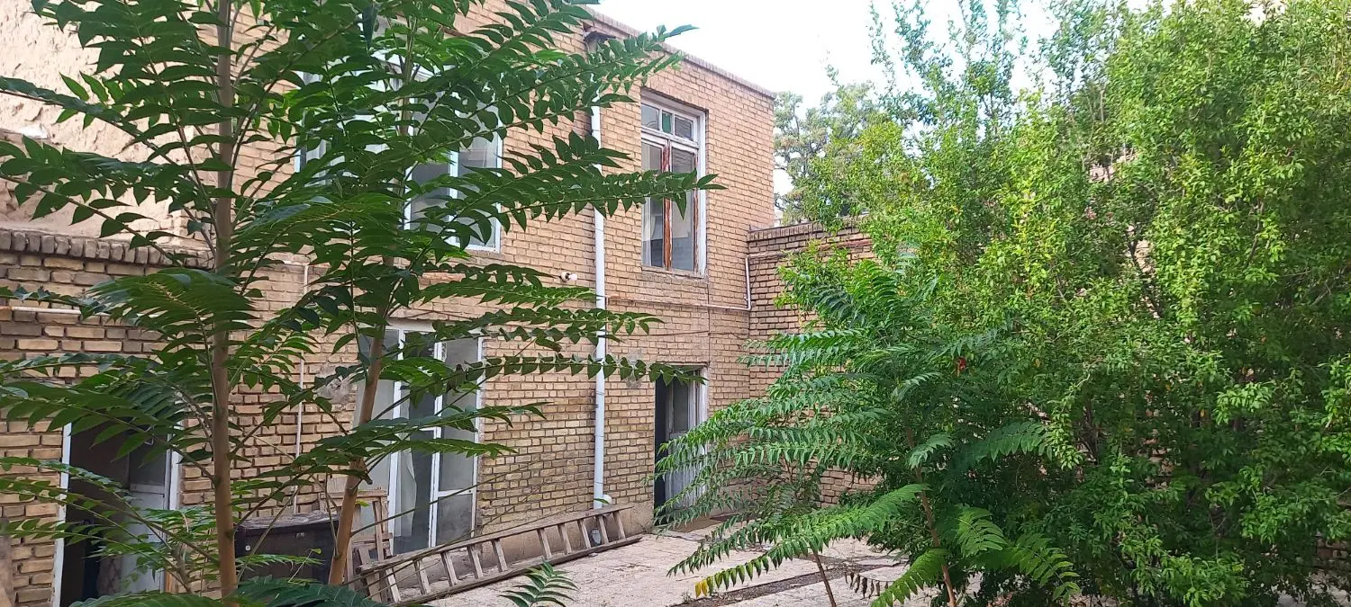 حیاط کلنگی ۱۸۶ متر