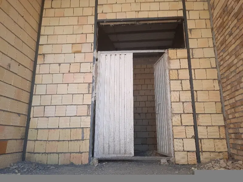 اجاره انباری در بر خیابان طریقت ، ستایش