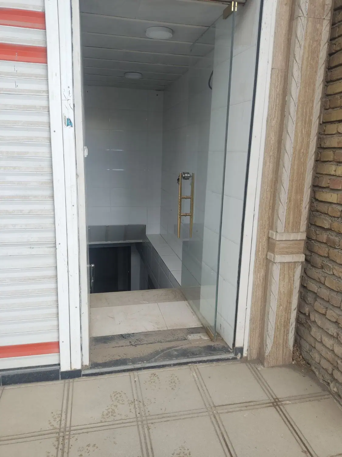 مغازه اجاره ای برخیابان زیر زمین