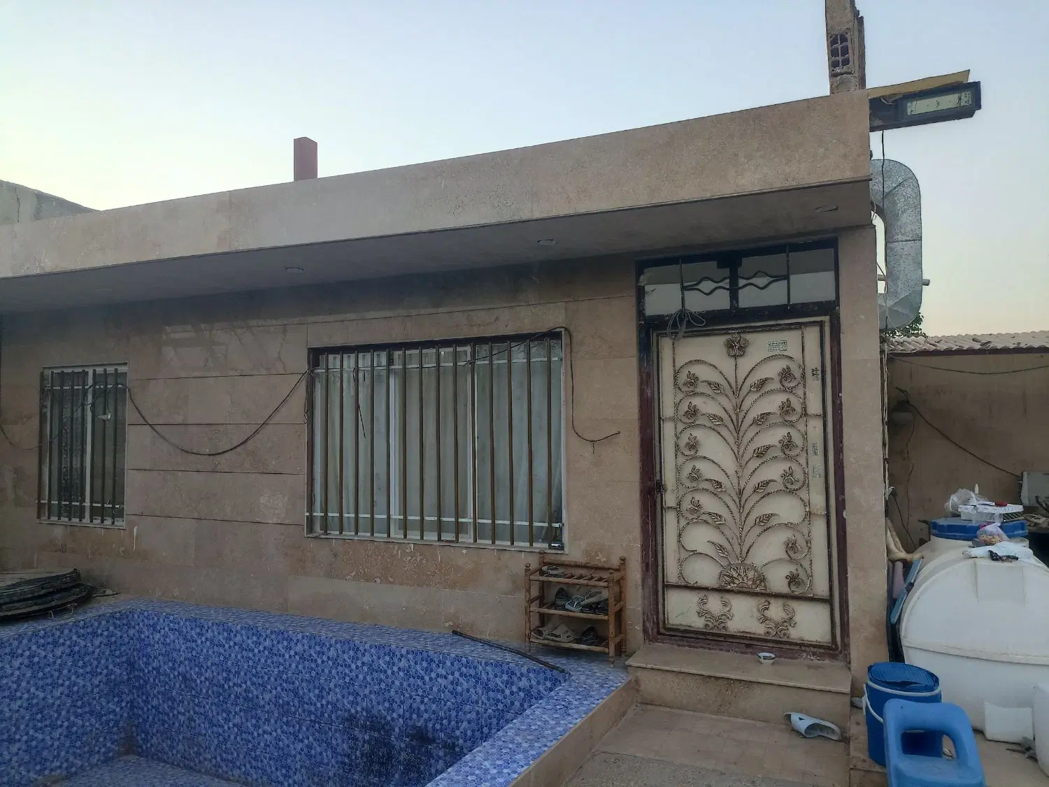 دو عدد باغچه با بنا کنار هم در کوچه باغ اختصاصی