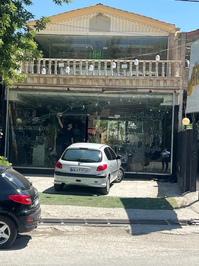مغازه تجاری بر جاده بند