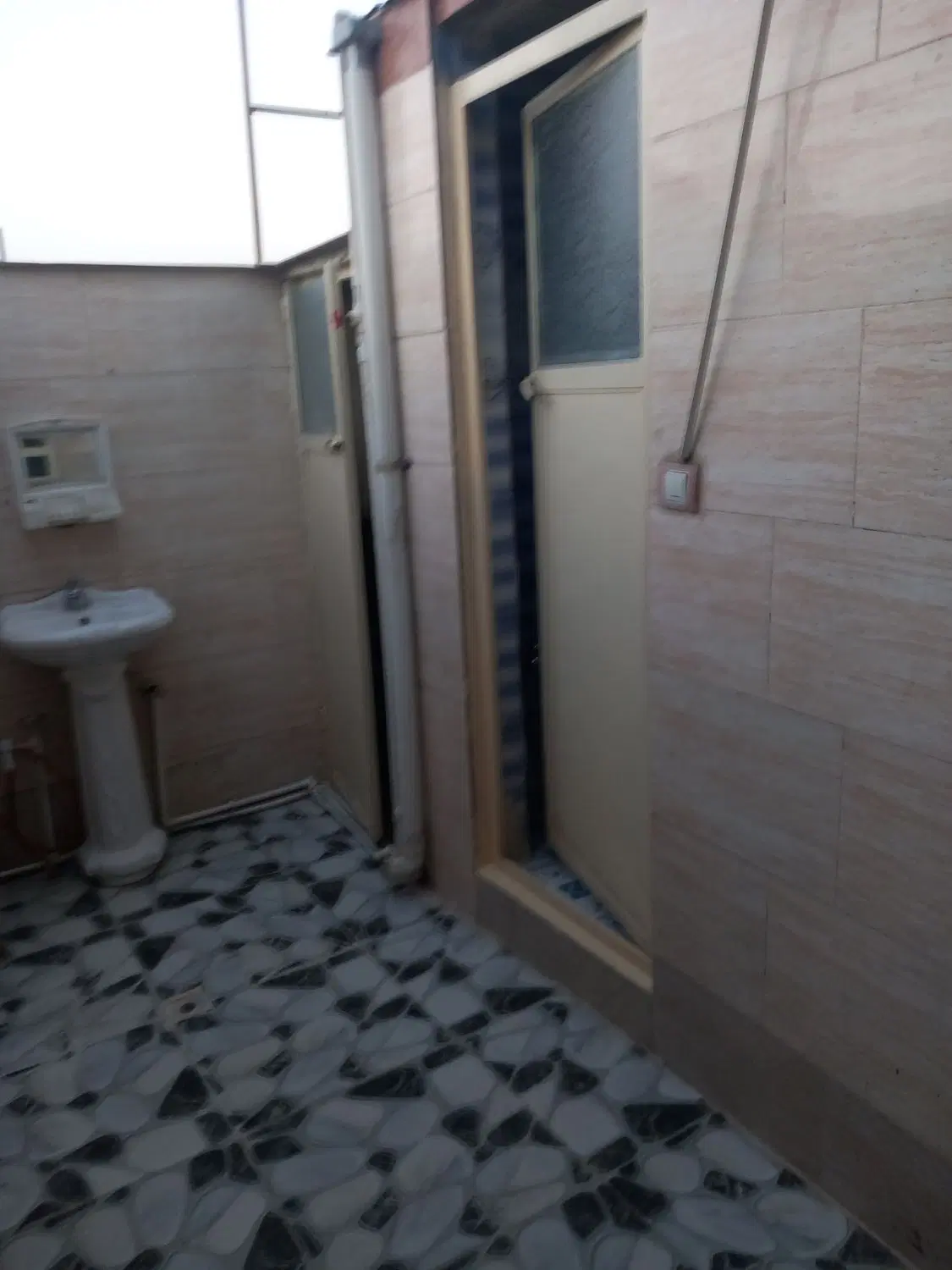 یک باب منزل مسکونی رهن وکرایه