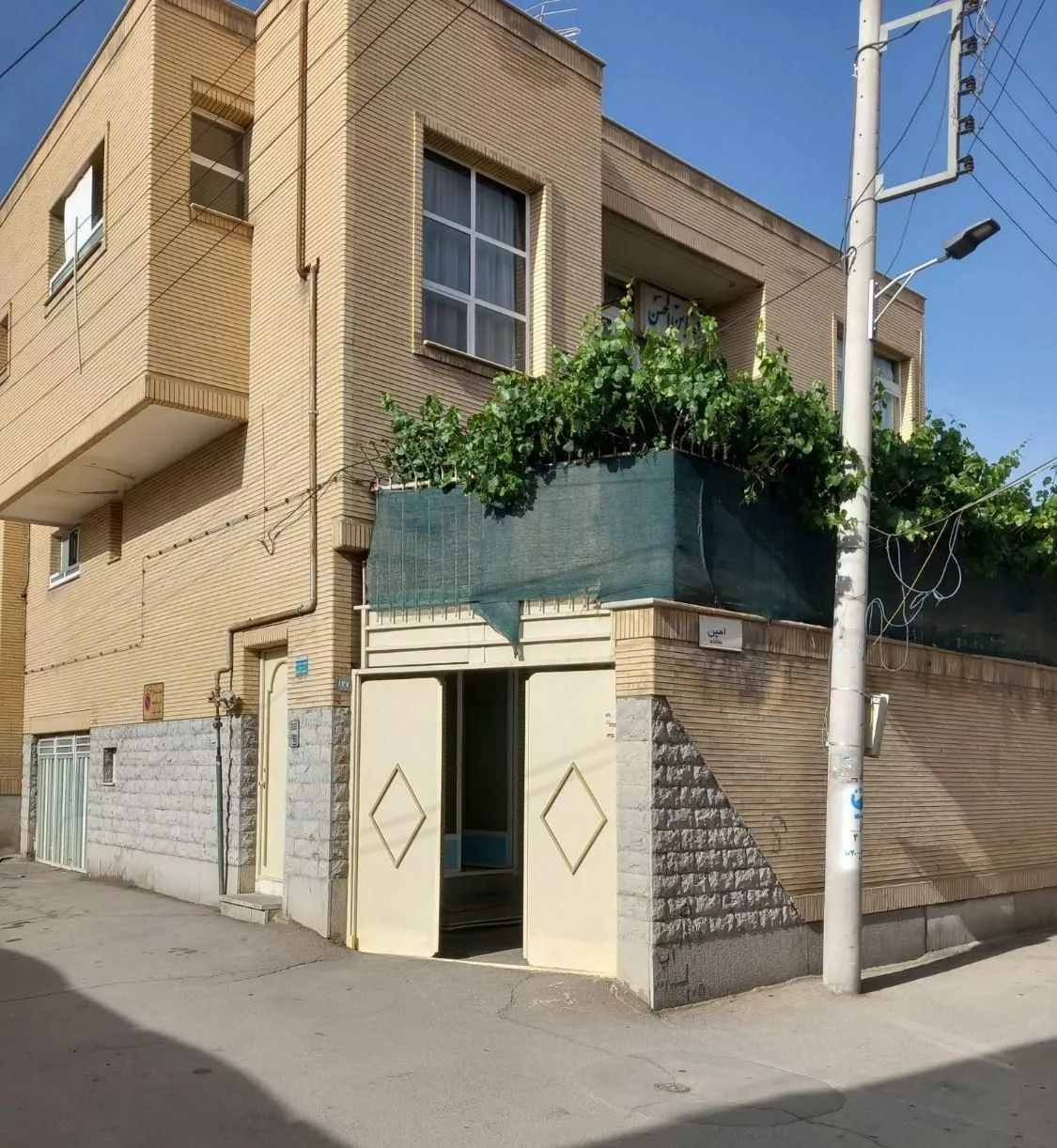 منزل مسکونی سه طبقه ویلایی