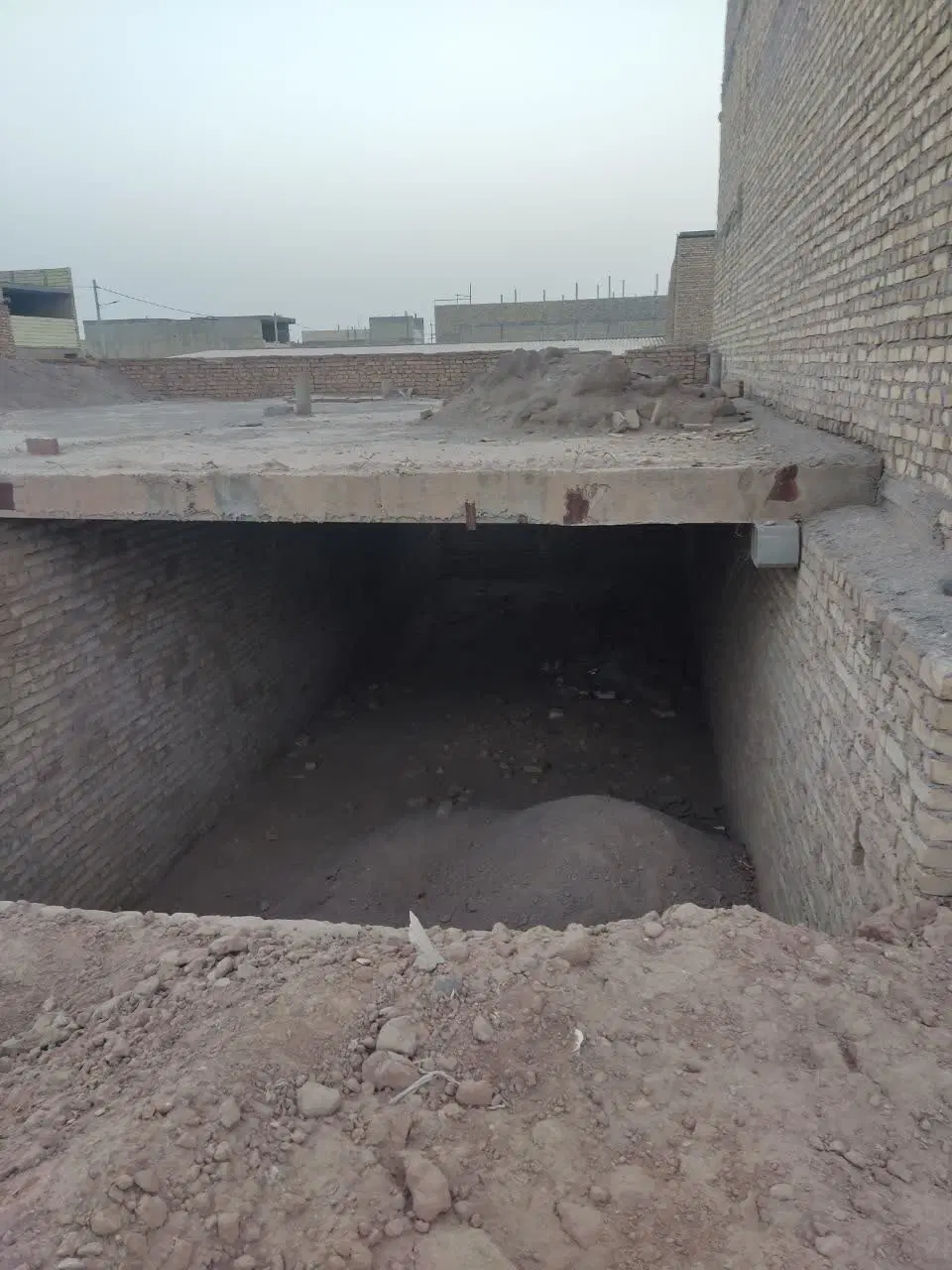 زمین تجاری نیمه ساز