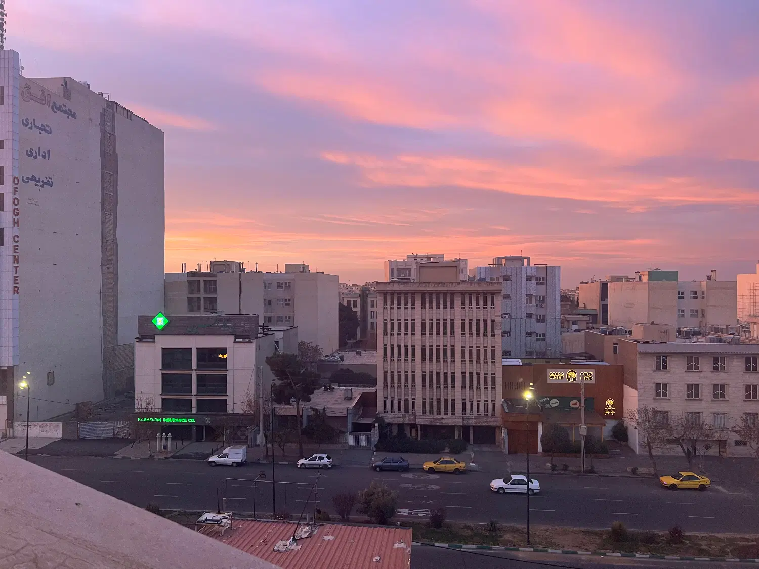 ۲۵مغازه برخیابان اصلی درختی