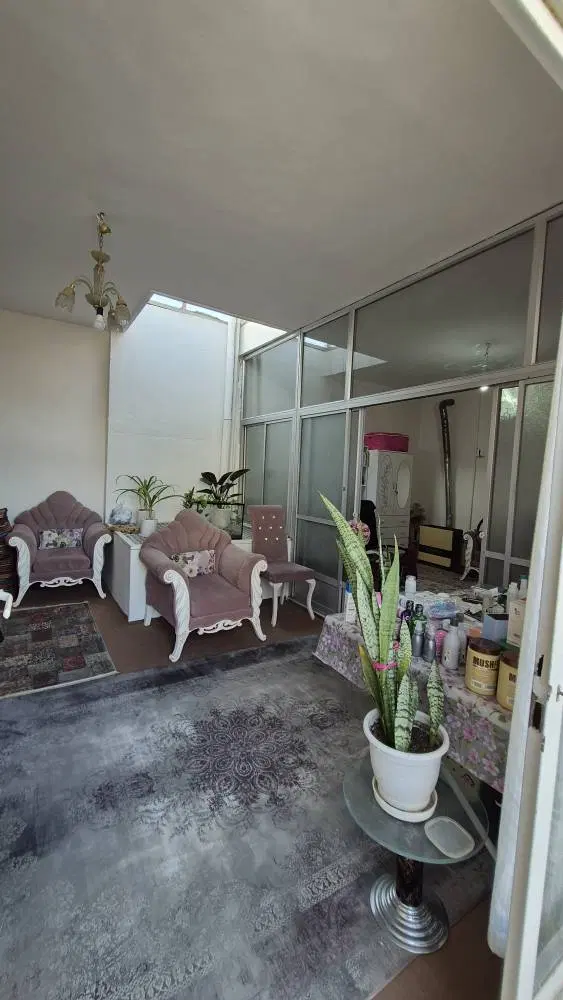 خانه دربست حیاط دار(همکف. طبقه بالا و زیرزمین)