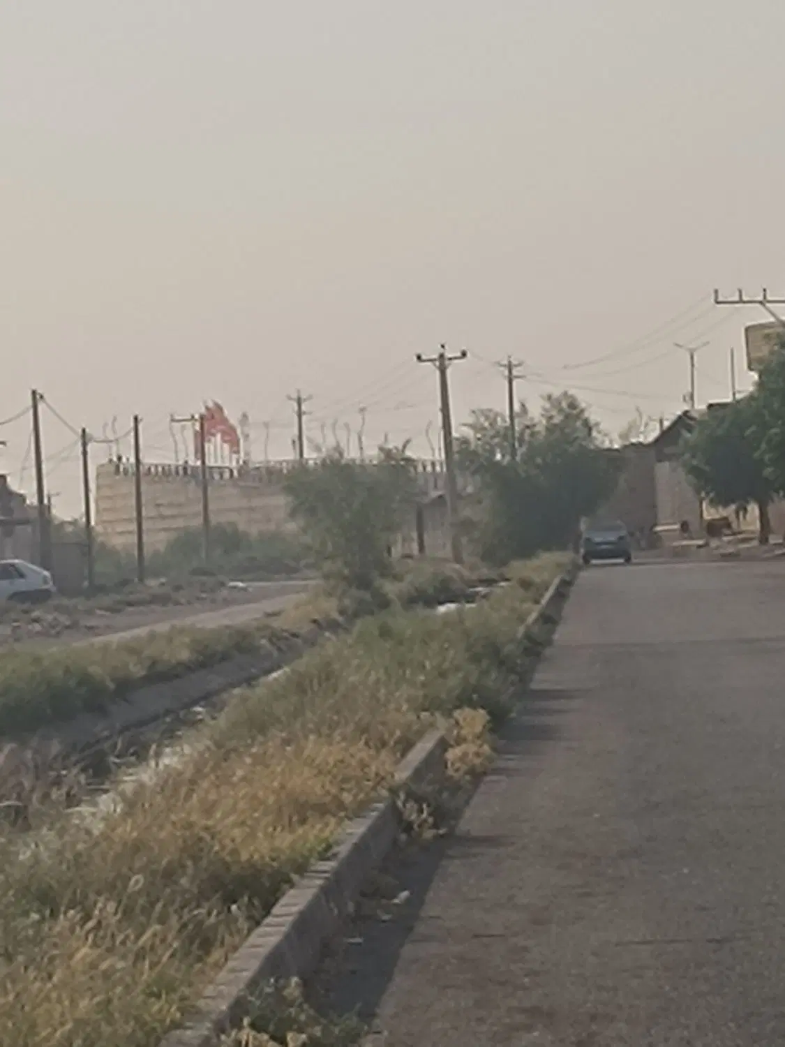 چهار دیواری نقلی ابتدای شهر سیامنصور