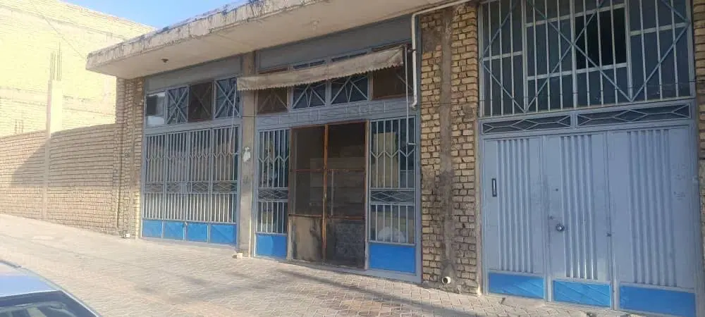ملک همراه با دو دهنه مغازه سر کوچه اصلی