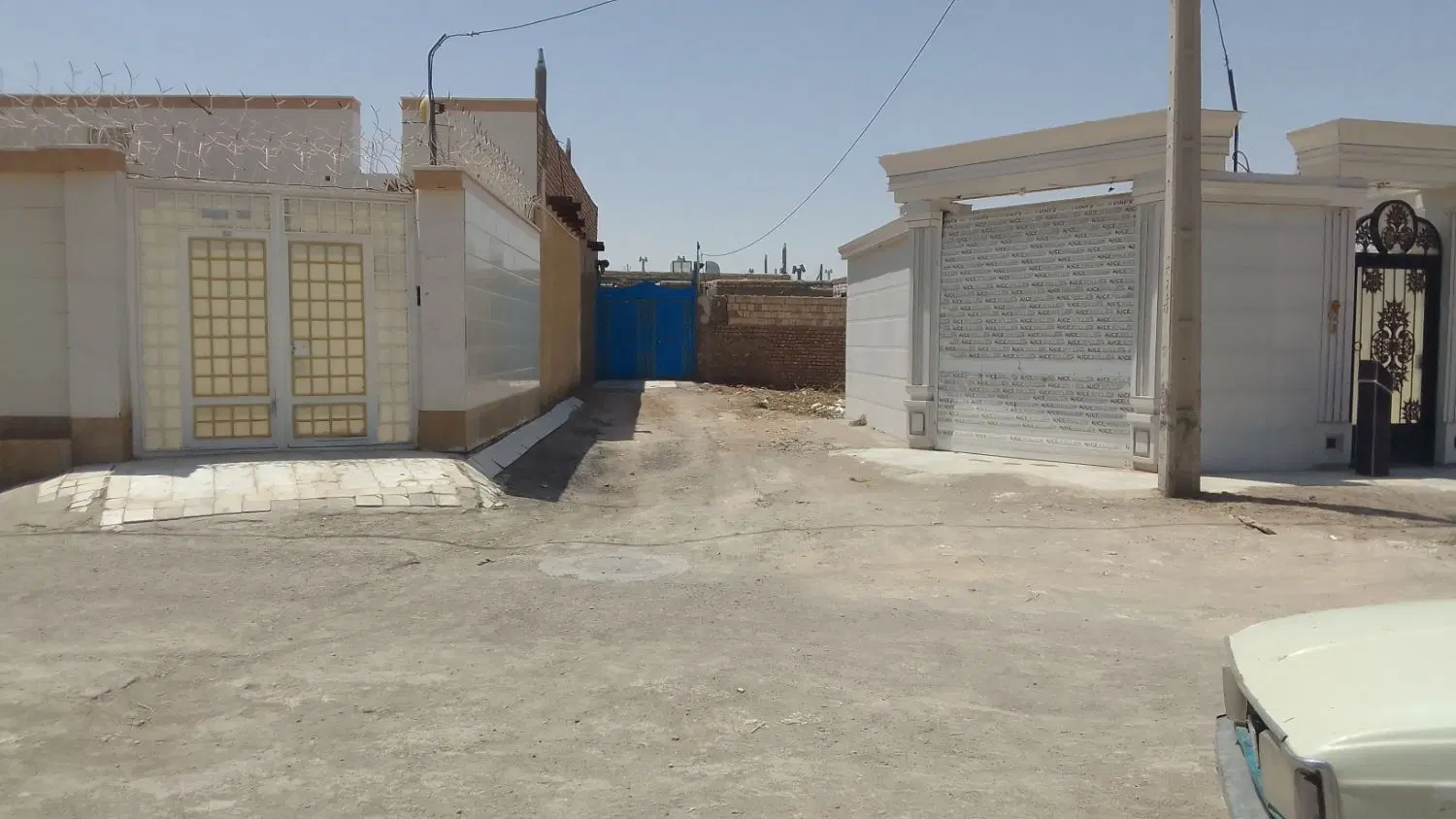 زمین نزدیک بازار
