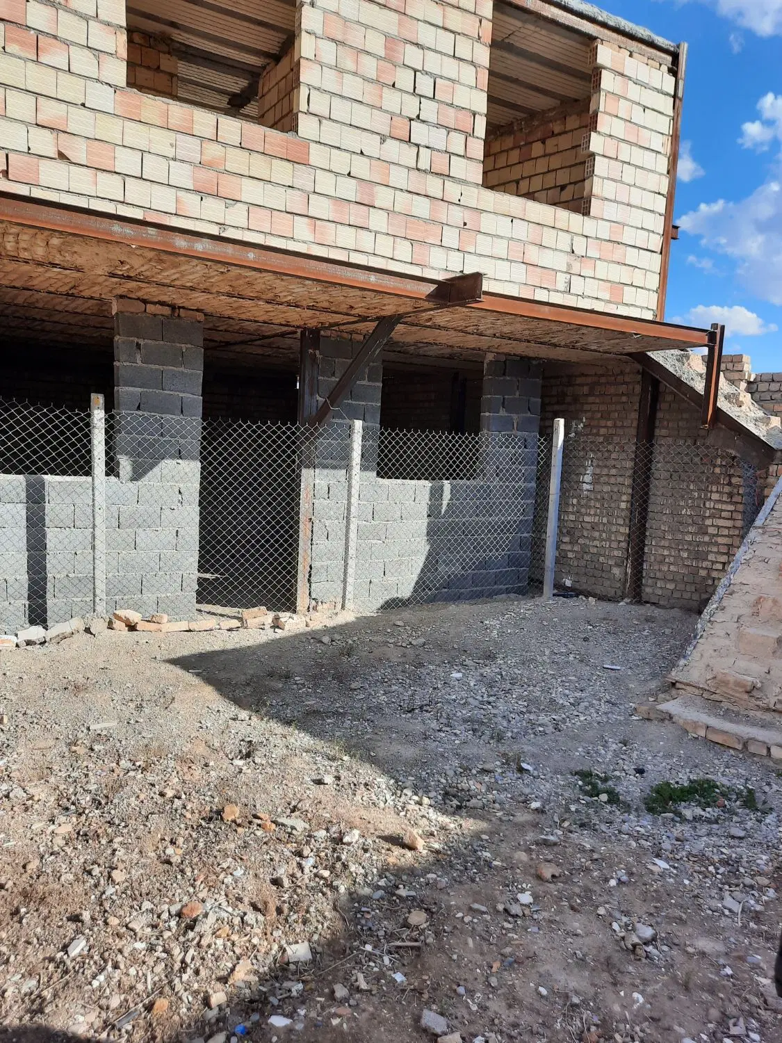 خانه ویلای نیمه کاره روستای