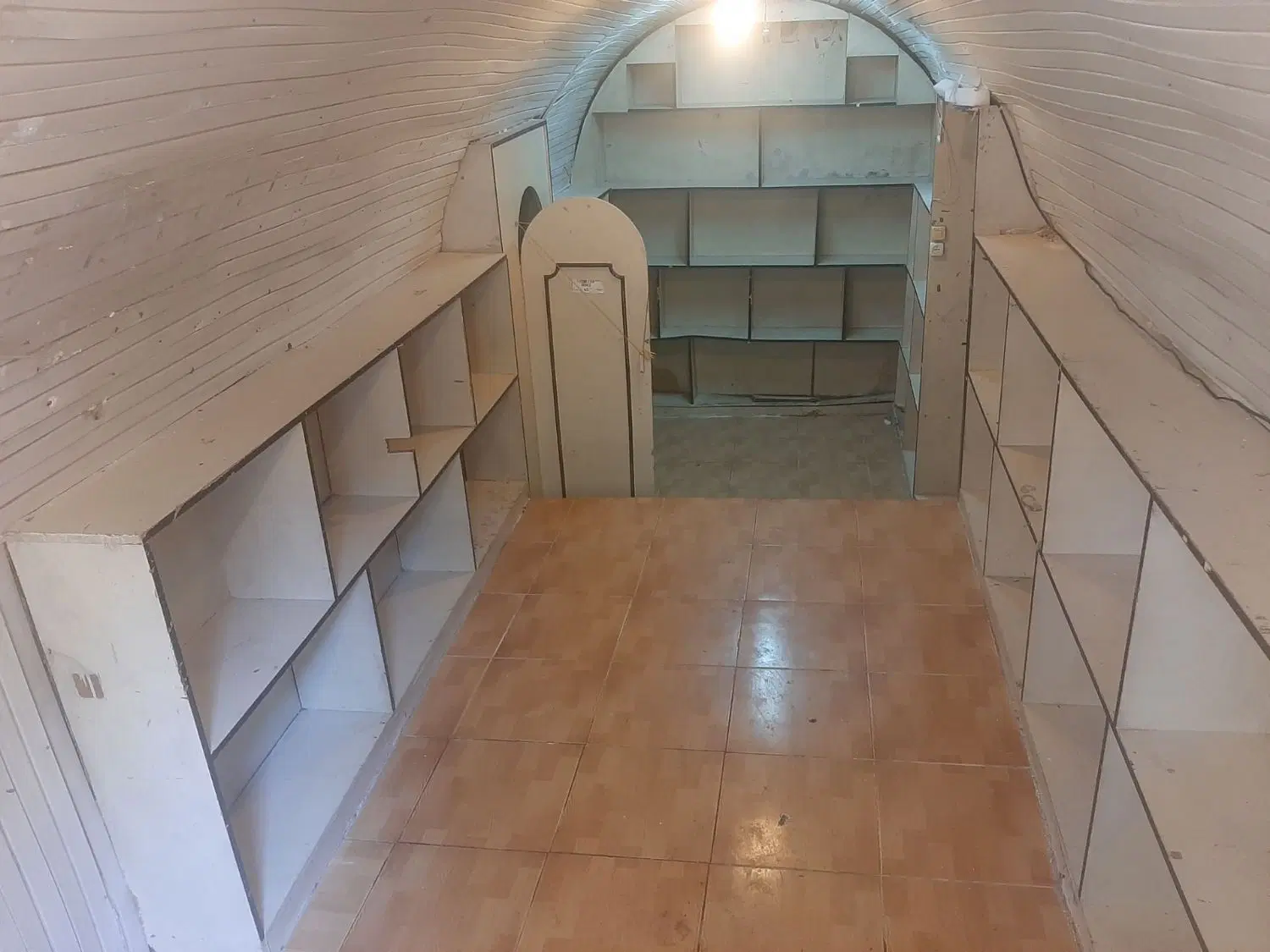 یک باب مغازه زیرزمین در اول راسته بازار