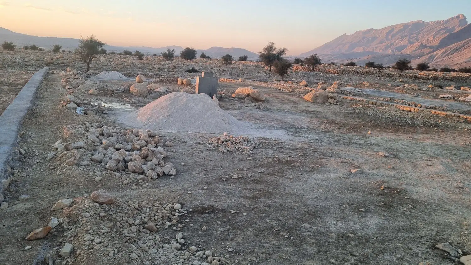 زمین دور تا دور سنگ کاری شده