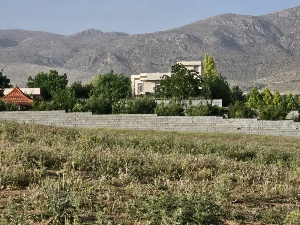 تعدادی باغشهری با در دیوار ساختمان اب برق هماشهر