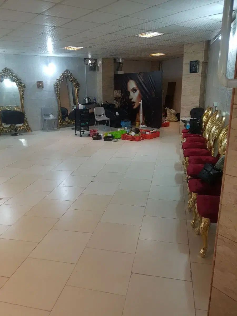 سالن تمام بهداشتی زیرزمین برخیابان اصلی