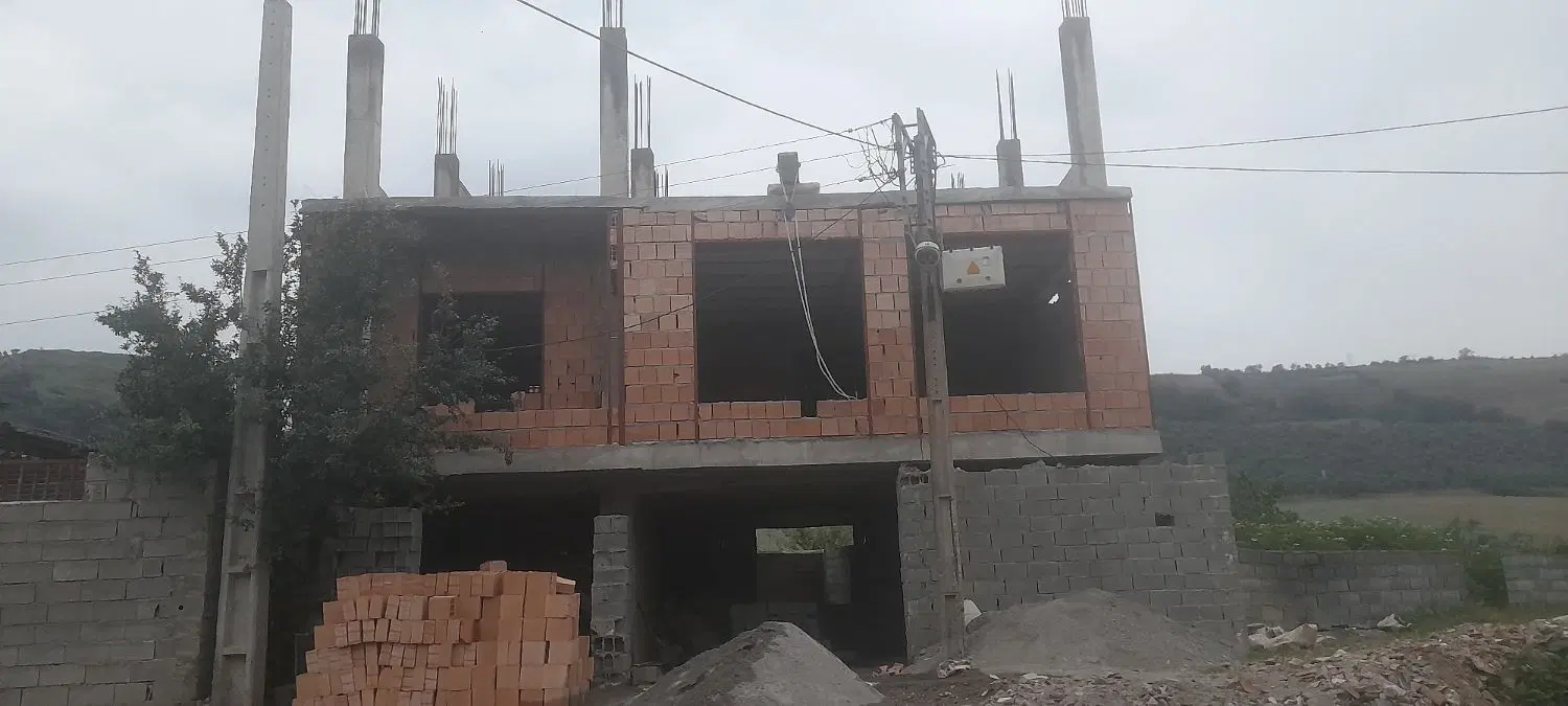 خونه در روستای توریستی توشن در حال بازسازی