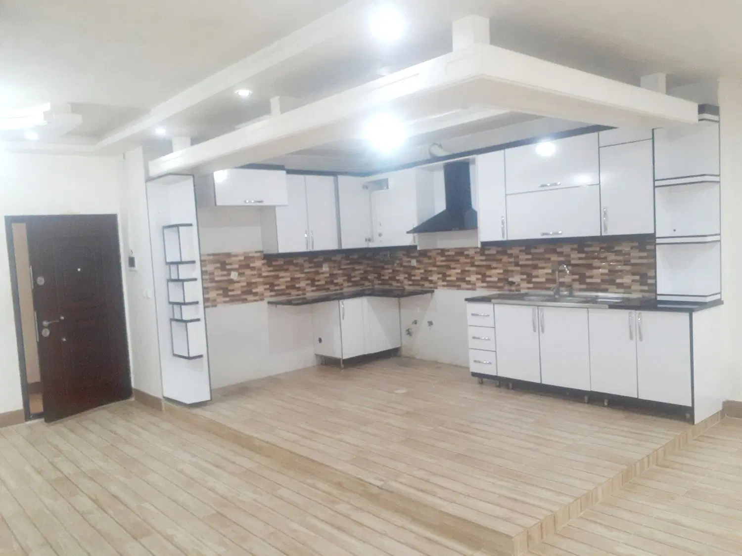 اجازه آپارتمان جلوی خیابان اصلی