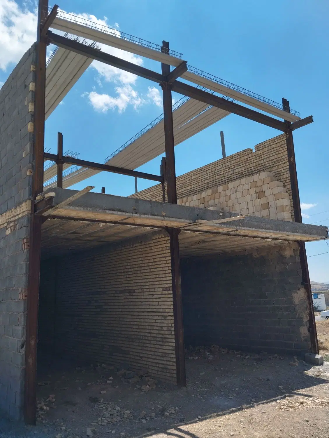 زمین مسکونی نیمه کاره