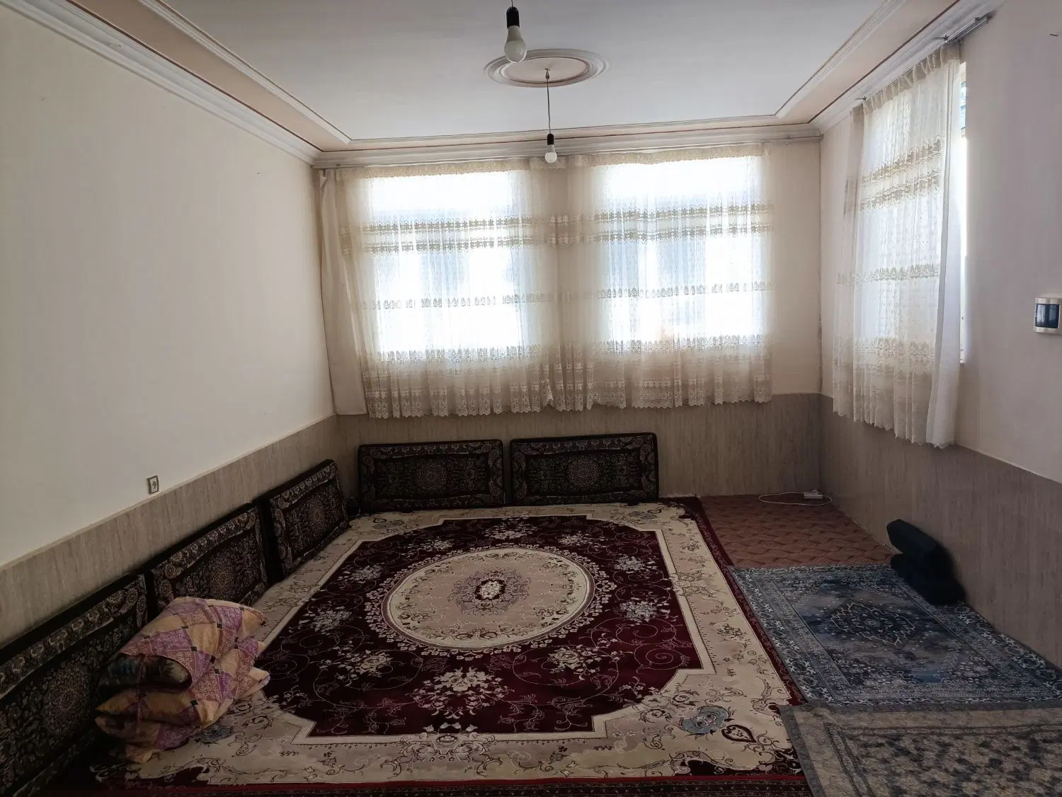 نزدیک به خیابان اصلی