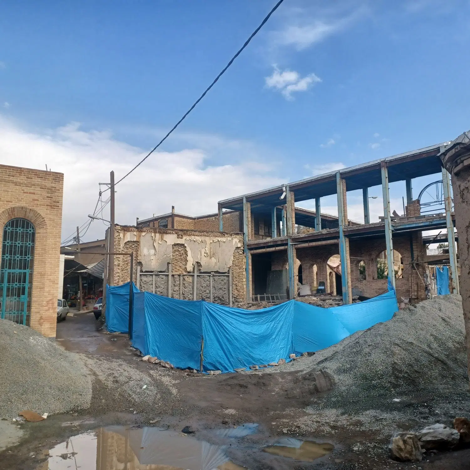 زمین داخل بازار پلاستیک فروشان