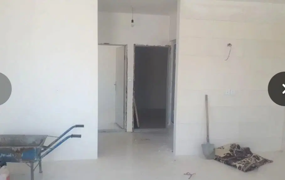 زمین ۳۰۰ متری با ۷۰مترنیمه کاره