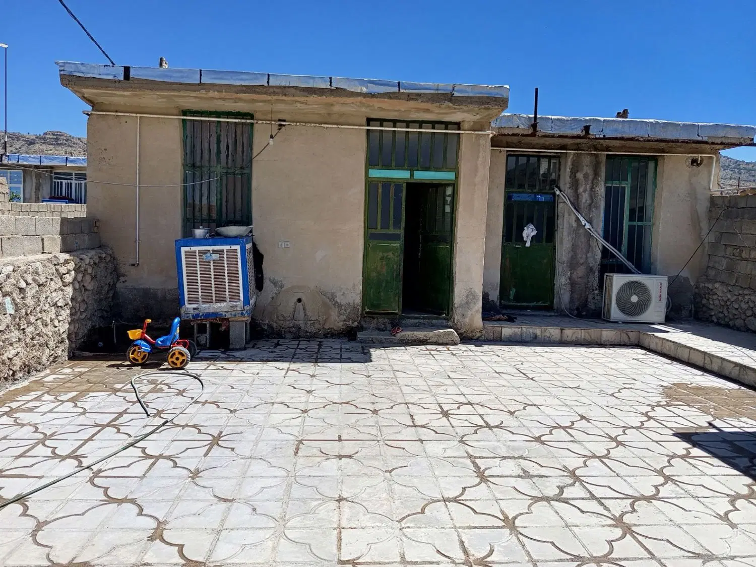 خانه قدیمی و زمین مسکونی
