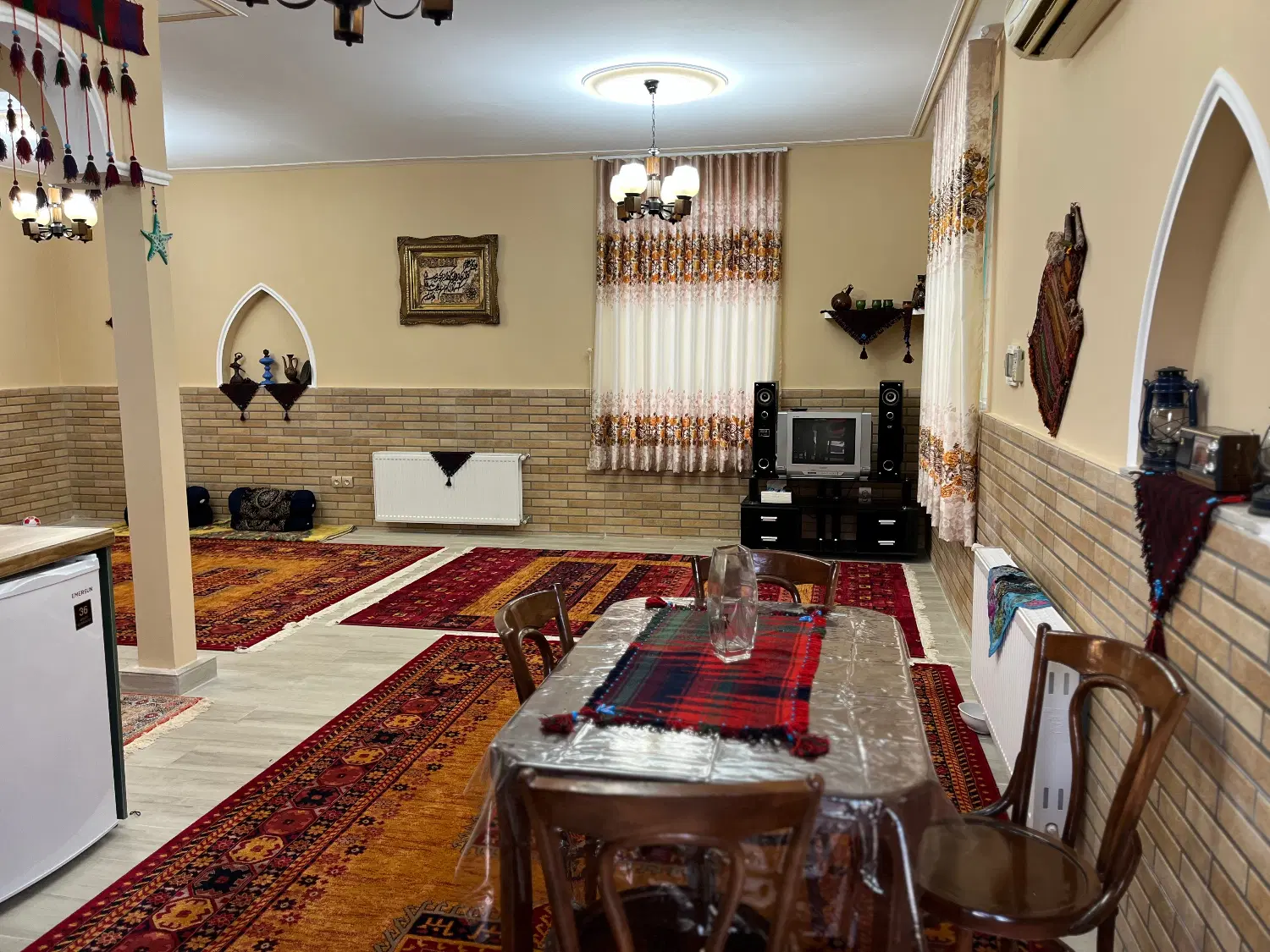 کلبه سنتی در باغ لاکچری