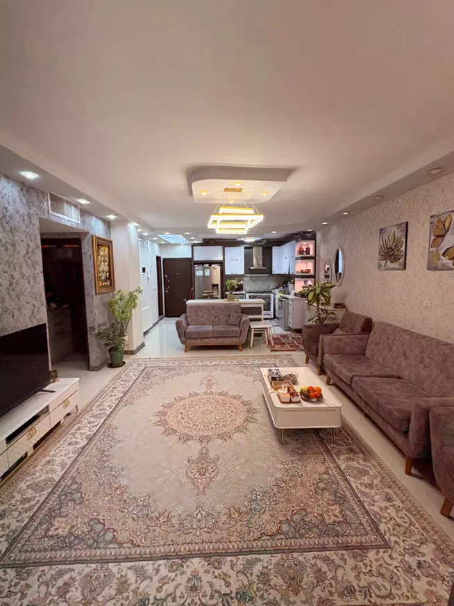 ۸۳ متری جنوبی و لوکس فاز ۱ نزدیک میدان ولی‌عصر